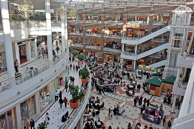Không gian mua sắm sang trọng, nhộn nhịp tại Stonebriar Mall