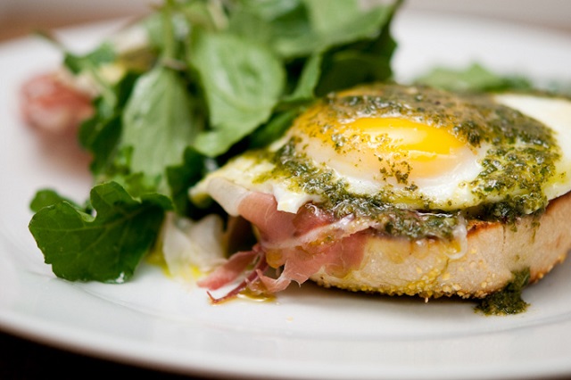 Món trứng xanh giăm bông siêu ngon của nhà hàng Huckleberry