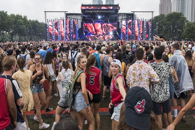Lễ hội Lollapalooza là nơi hội ngộ của những tên tuổi vang danh khắp năm châu bốn bể, nên thu hút rất nhiều du khách ghé  đến tham gia