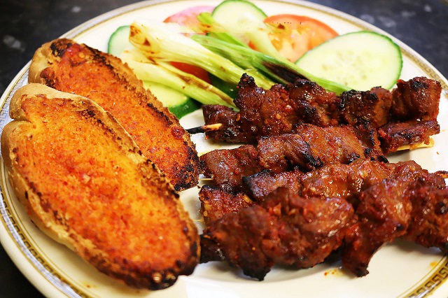 Bò nướng Lạc Cảnh Nha Trang có hương vị thơm ngon có thể ăn kèm với bánh mì, bánh tráng để trung hòa vị nóng, cũng như vị ngậy của thịt