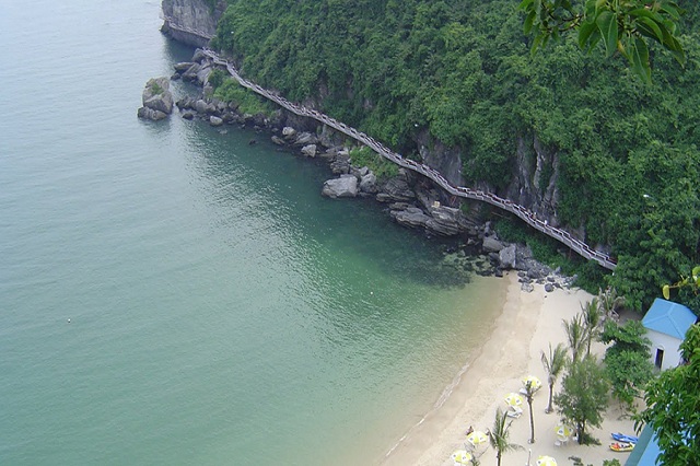 Bãi Cát Cò 1 cò làn nước trong, bãi biển rộng, cát lại mịn nên được rất nhiều người yêu thích